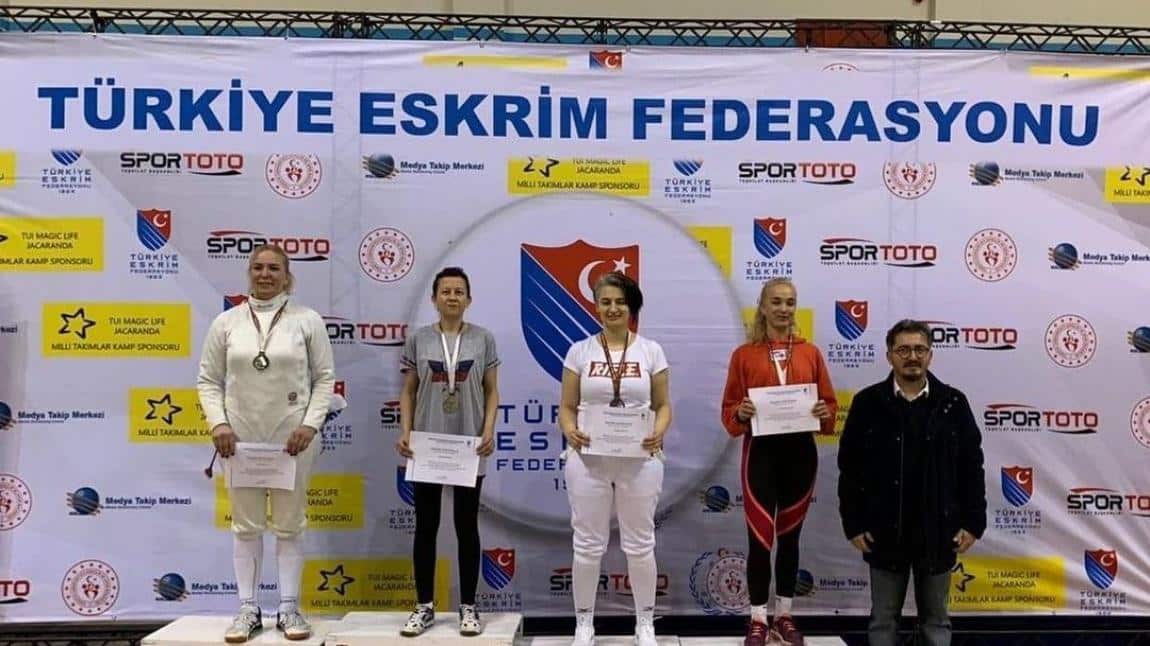 Veteranlar Türkiye Şampiyonası  V1 Bayan Epe Türkiye Şampiyonu Matematik öğretmenimiz Gülsen KAYMAK'ı tebrik ederiz